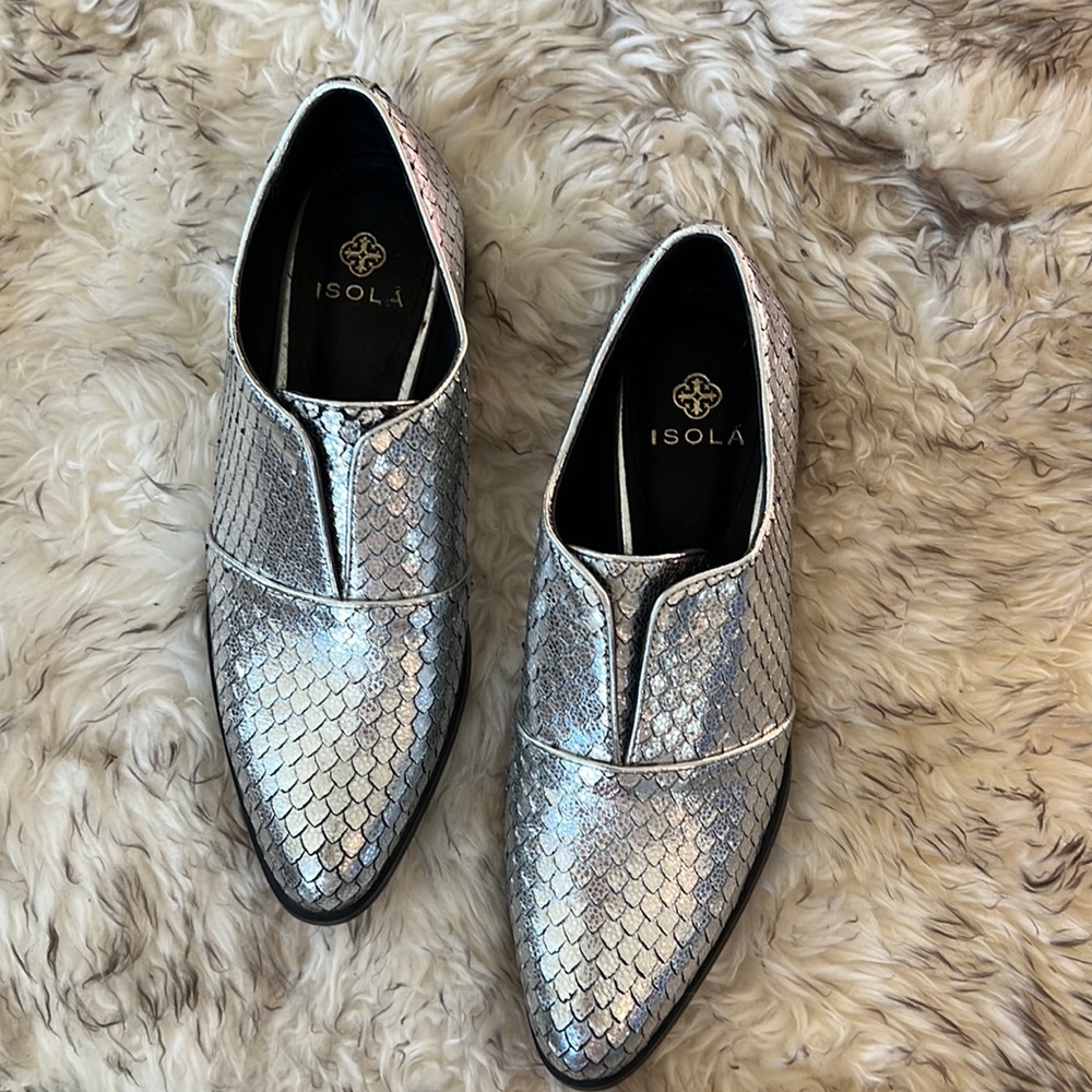 NWOT Isola Metallic Scalloped Silver Loafer